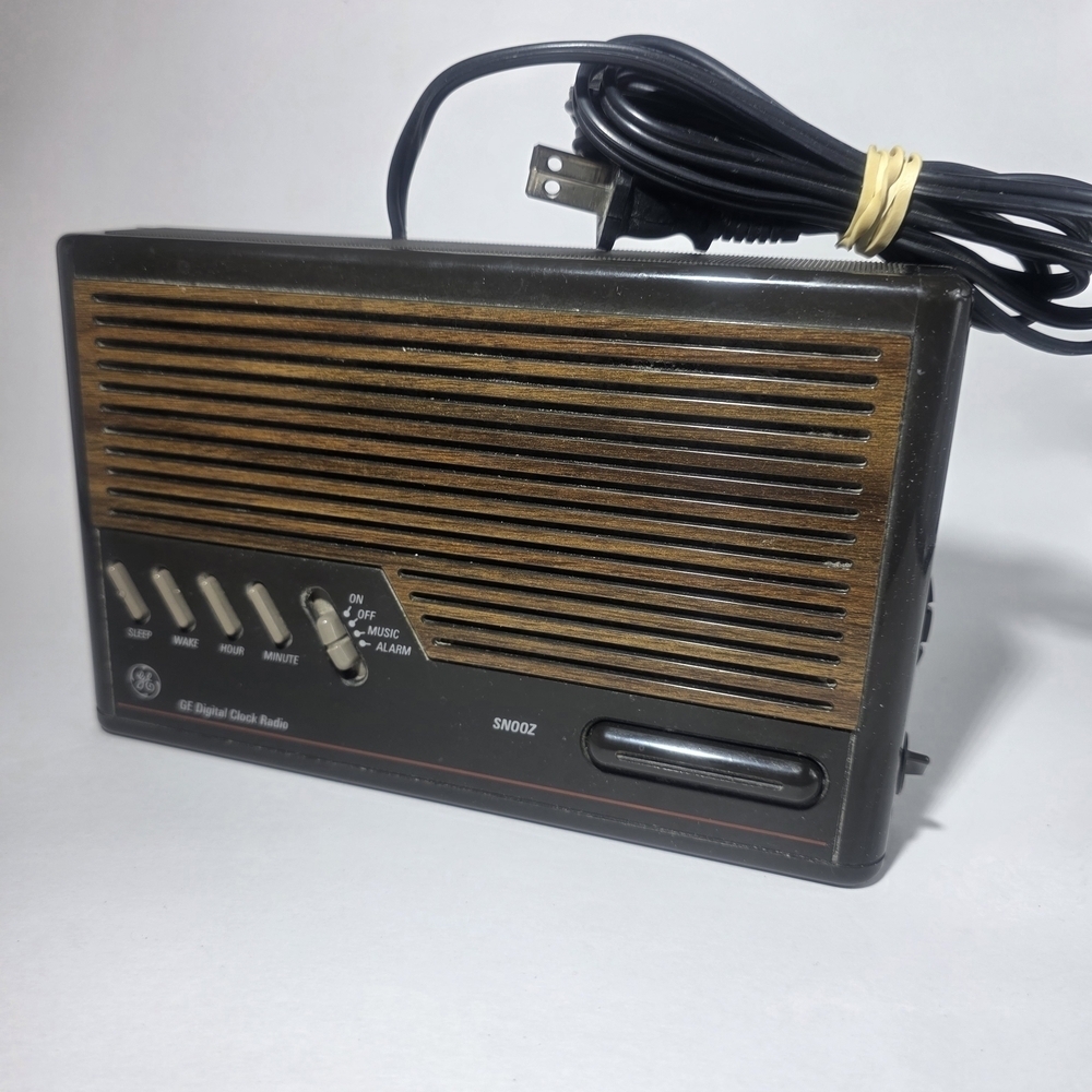 GE Digital Alarm Clock Radio AM FM  7-4612A Woodgrain Vintage TESTED